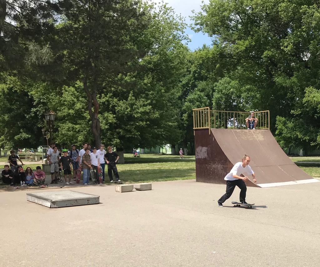 В Армавире в День России более 20 подростков прошли стажировку по скейтбордингу 