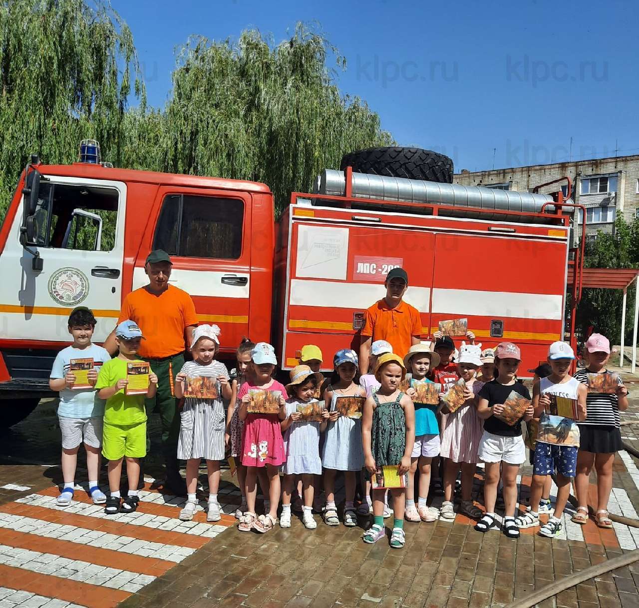 Сотрудники Армавирского филиала Краевого лесопожарного центра научили детей пользоваться огнетушителями 