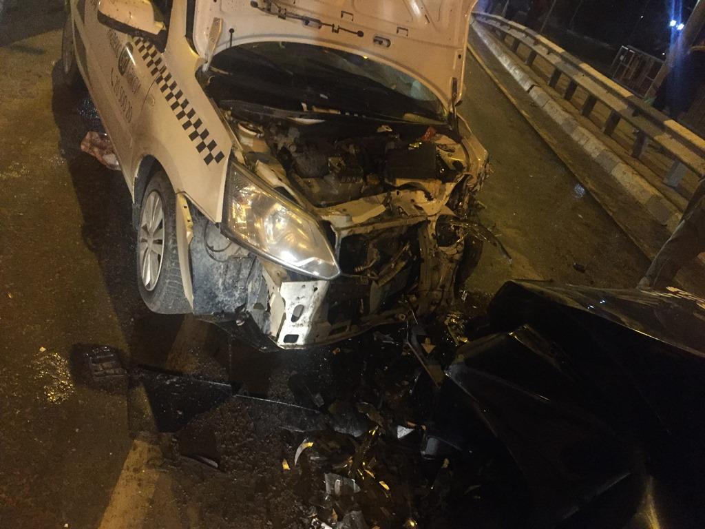 В Армавире таксист вылетел на встречку и протаранил 2 машины на Старостаничном мосту 