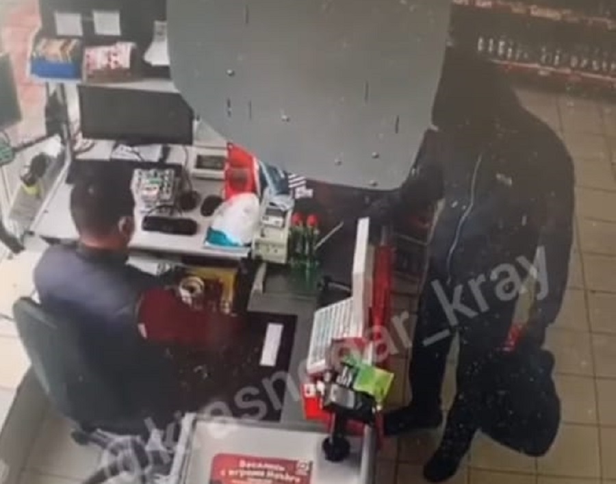 В Армавире мужчина в маске ограбил супермаркет