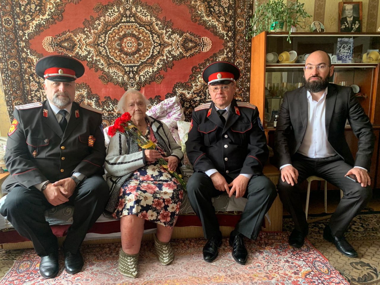  В Армавире ветерана Великой Отечественной войны Марию Бабикову поздравили с 9 Мая 