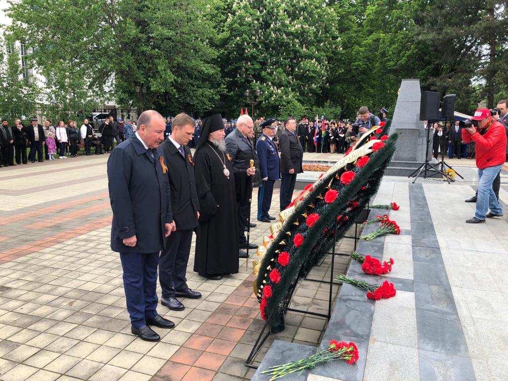 В Армавире 9 мая возложили цветы к монументу погибшим в Великой Отечественной войне