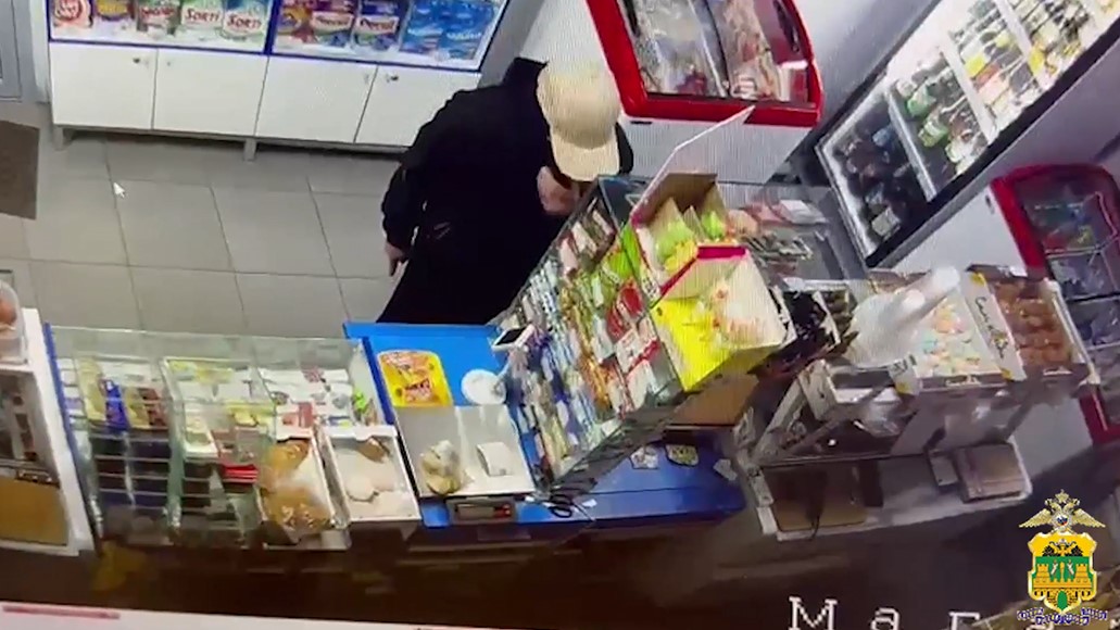 Грабитель с ножом ворвался в продуктовый магазин Армавира 