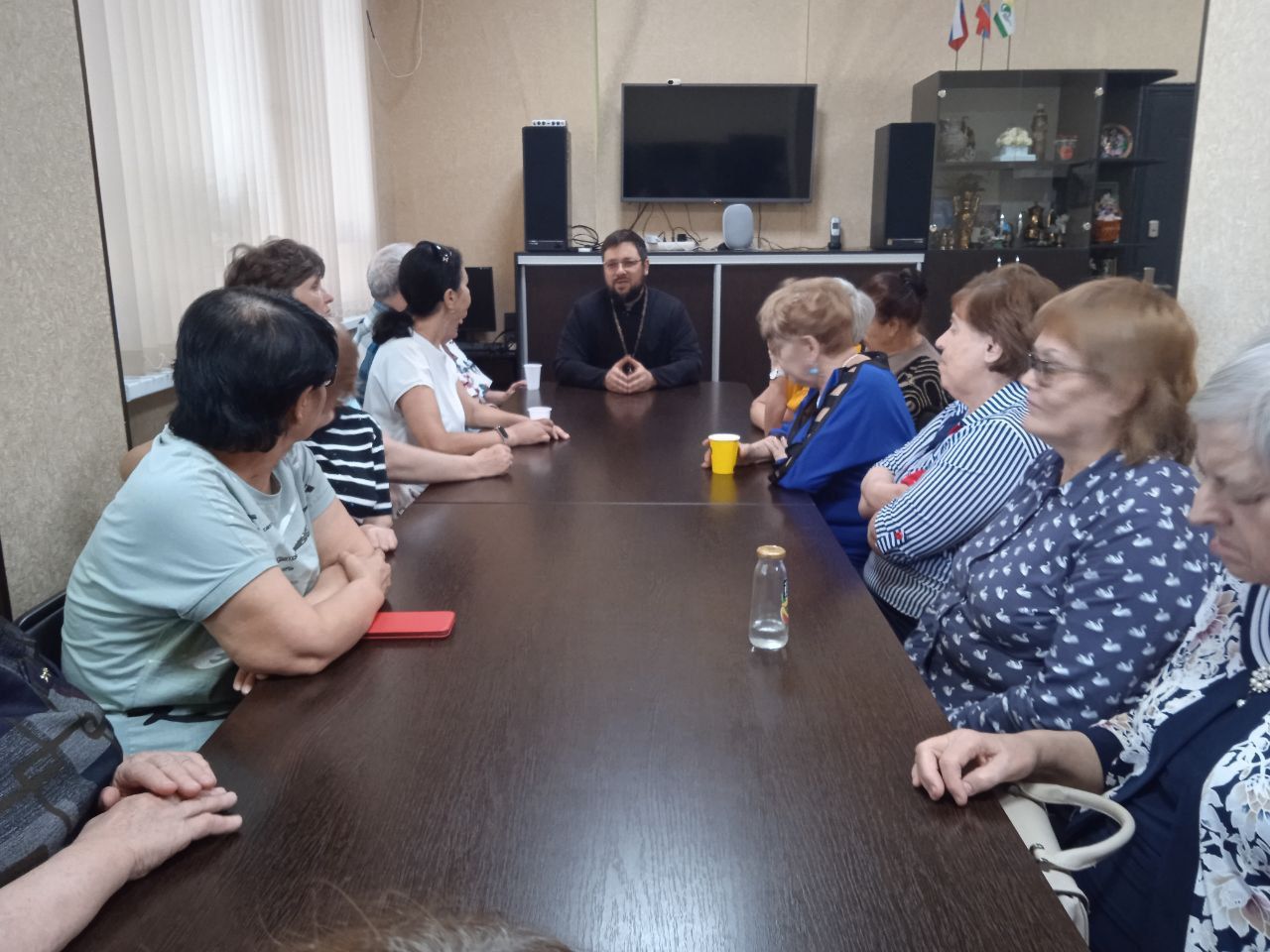 В Армавире священник посетил местную организацию Всероссийского общества слепых