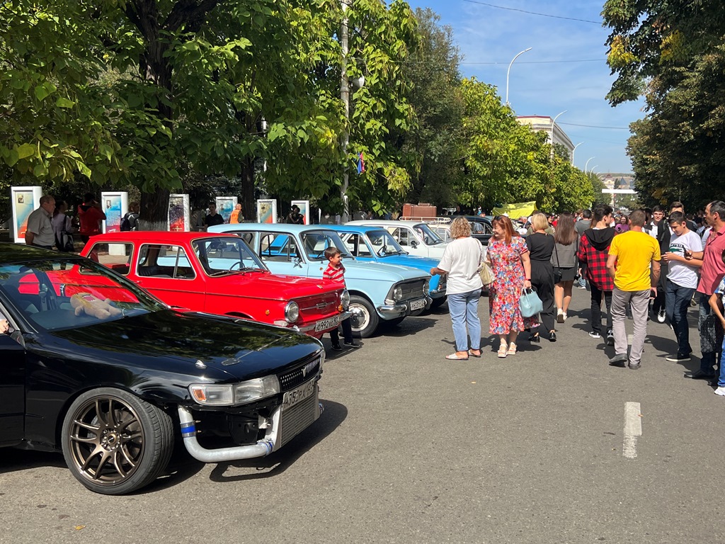 В Армавире на выставке «Автомотомода» представили почти 50 автомобилей и мотоциклов