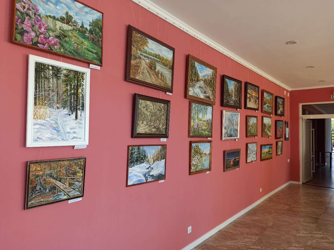 В малом зале ГДК Армавира начала работу выставка художницы Надежды Удовской
