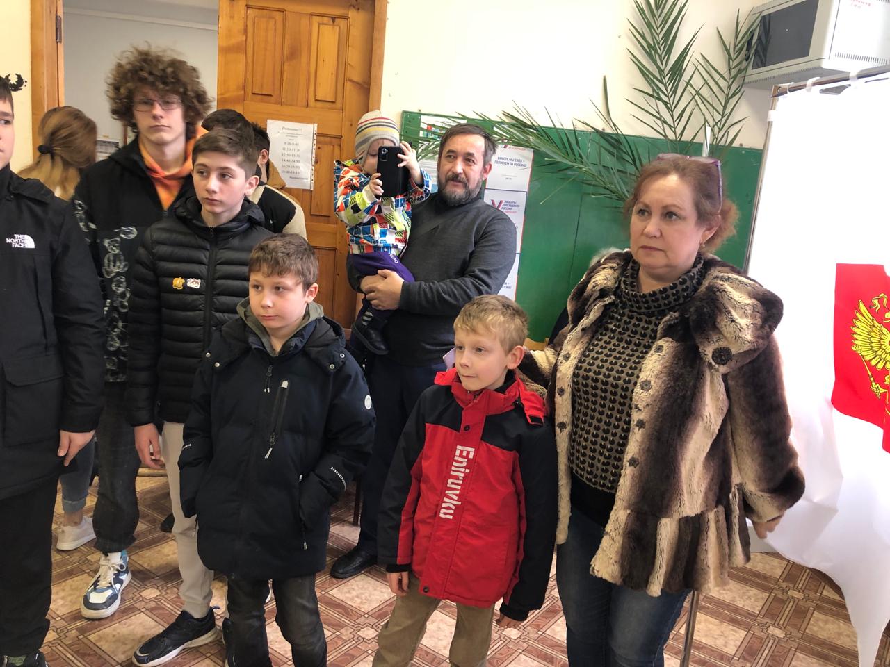В Армавире семья Тафинцевых с 11 детьми пришла на выборы президента РФ