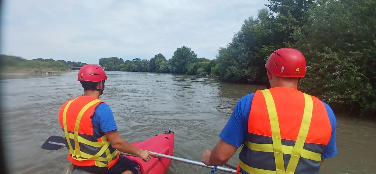 Спасатели Армавира ищут на реке Кубань пропавшего человека 