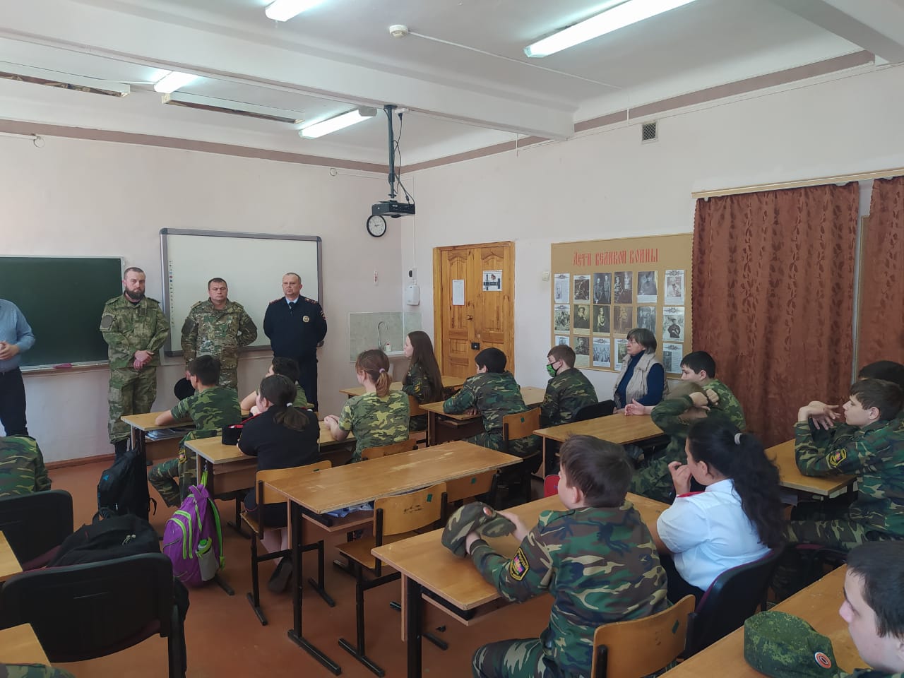 Полицейские Армавира провели беседу об экстремизме с воспитанниками школы-интерната № 1 «Казачья»
