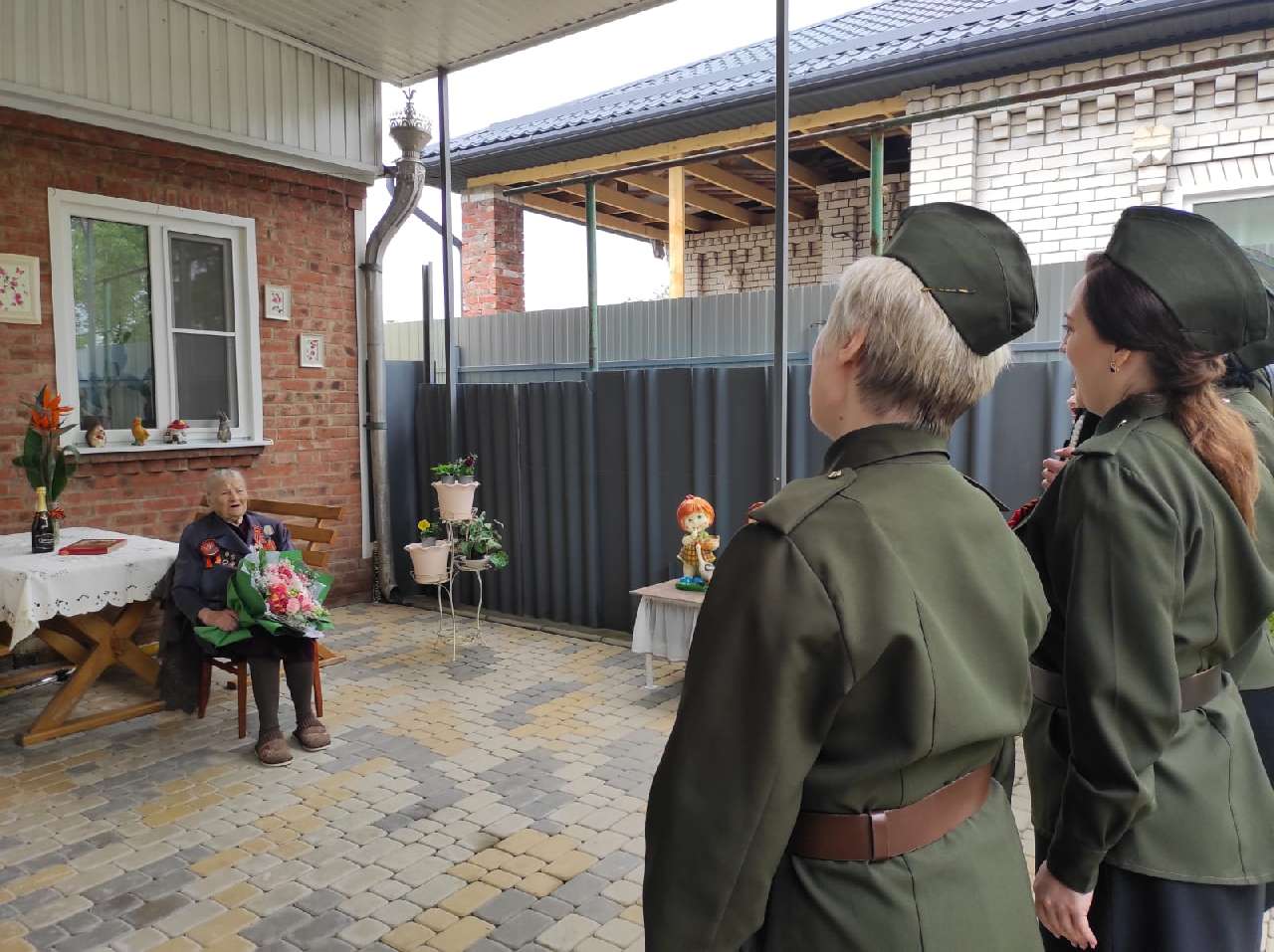 «Фронтовая бригада» артистов выступила дома у ветерана Надежды Шведовой в Армавире 