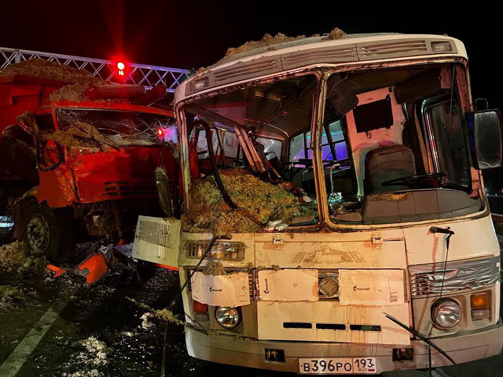 Один человек погиб и 6 пострадали в ДТП с автобусом и грузовиком на трассе в Армавире 
