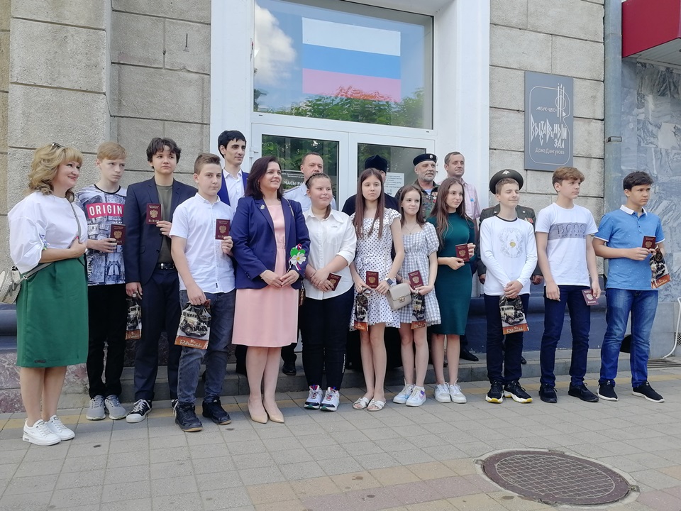 В Армавире депутат Государственной думы вручила паспорта 10 подросткам