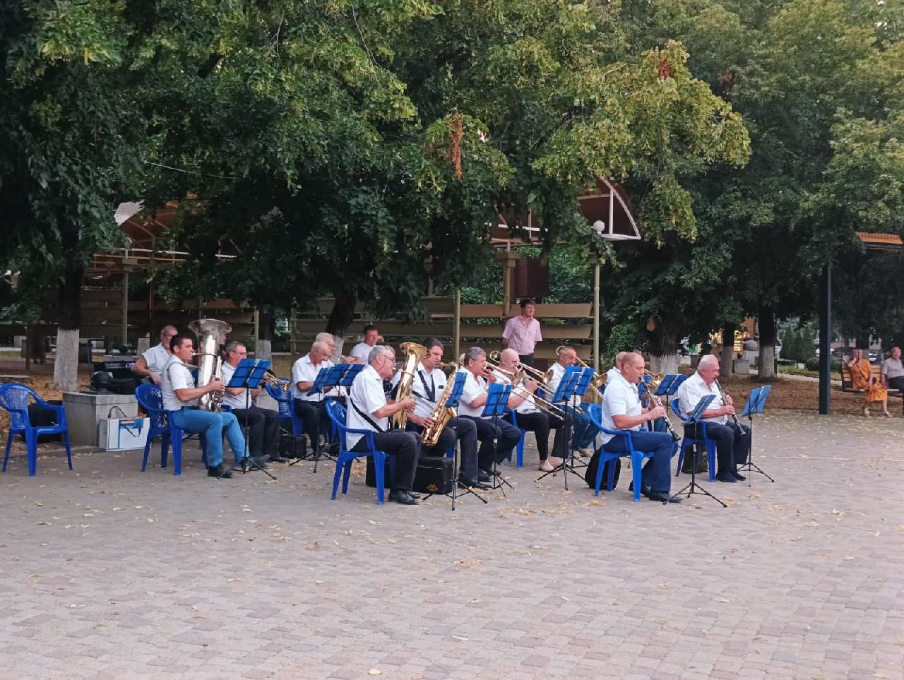 В Армавире у фонтана «Победы» духовой оркестр ГДК представил свою программу  «В городском саду играет»