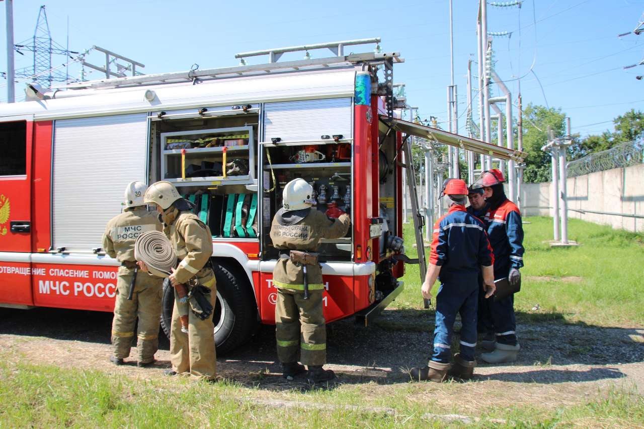 «Россети Кубань» совместно с МЧС провели противопожарную тренировку на подстанции в Армавире