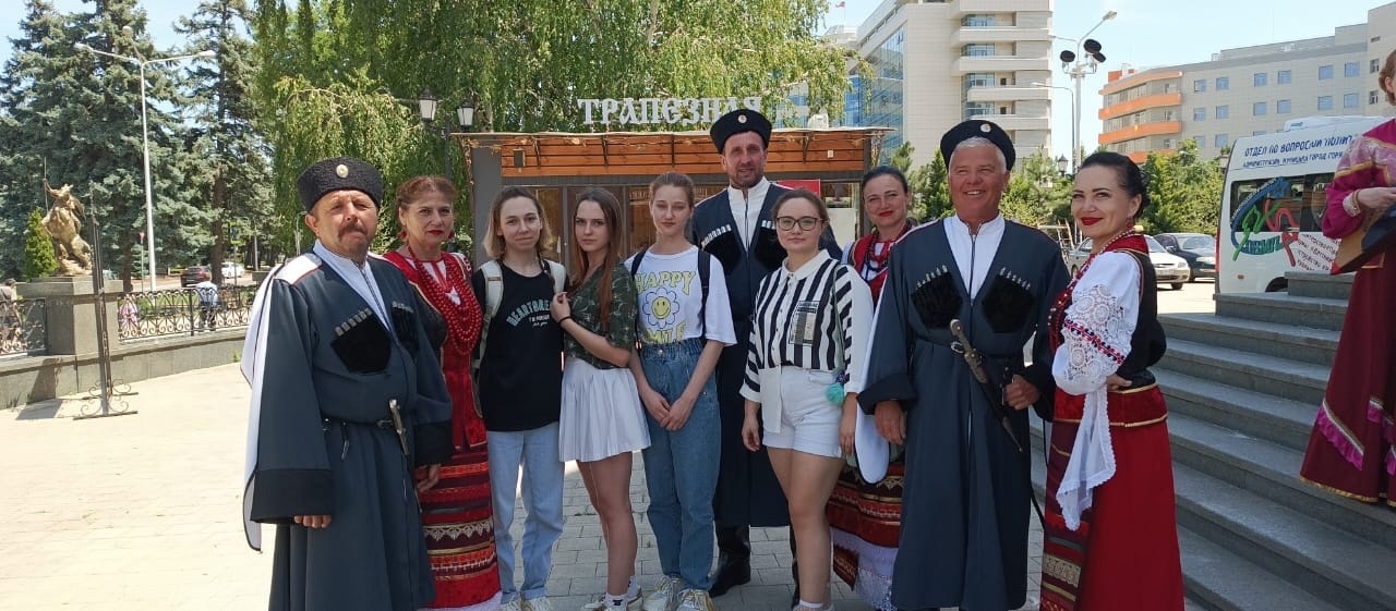 Молодежь Армавира приняла участие в фестивале «Праздник Святой Троицы в народной казачьей традиции»