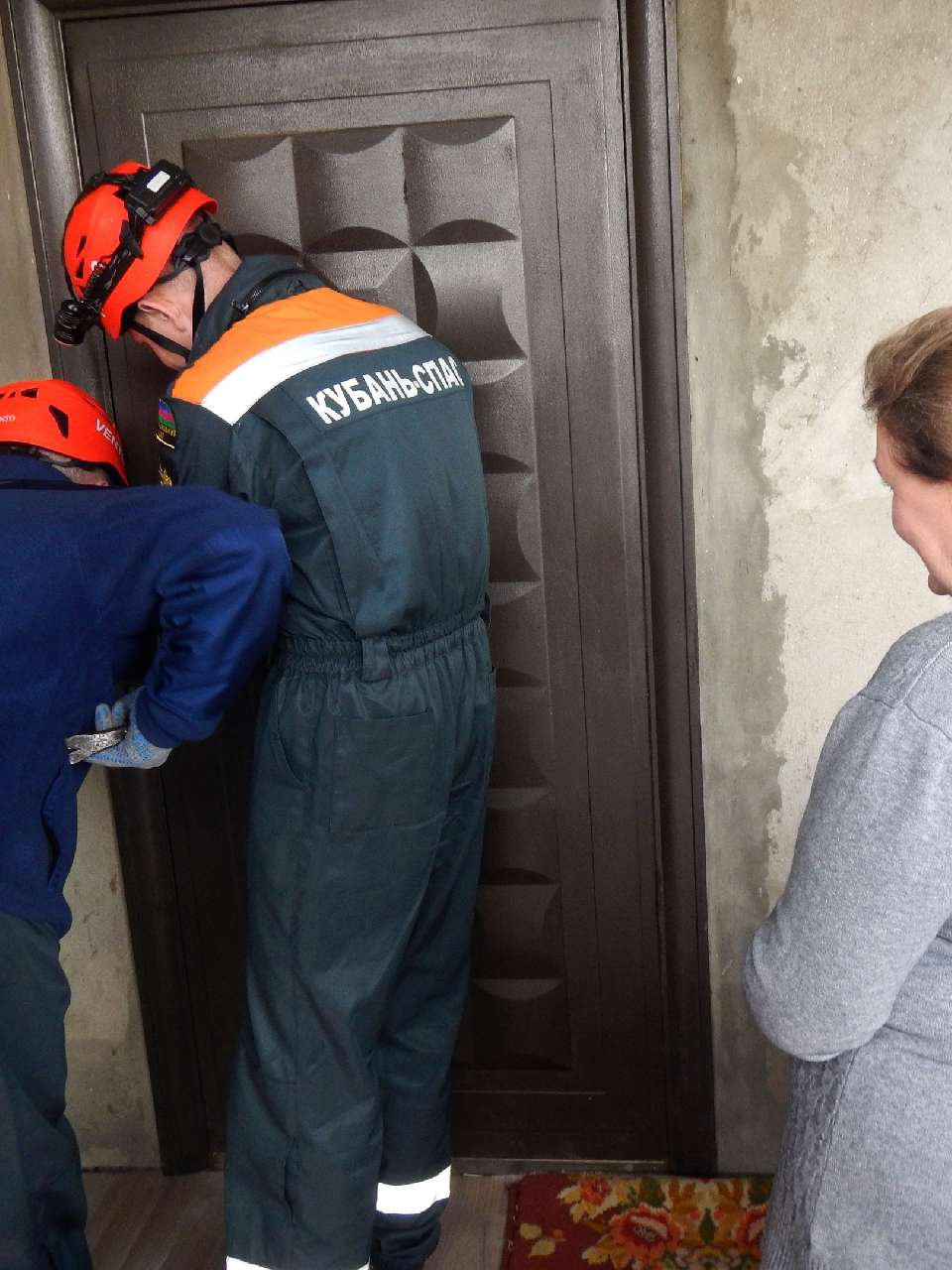 Спасатели помогли женщине вскрыть захлопнувшуюся дверь в Армавире 