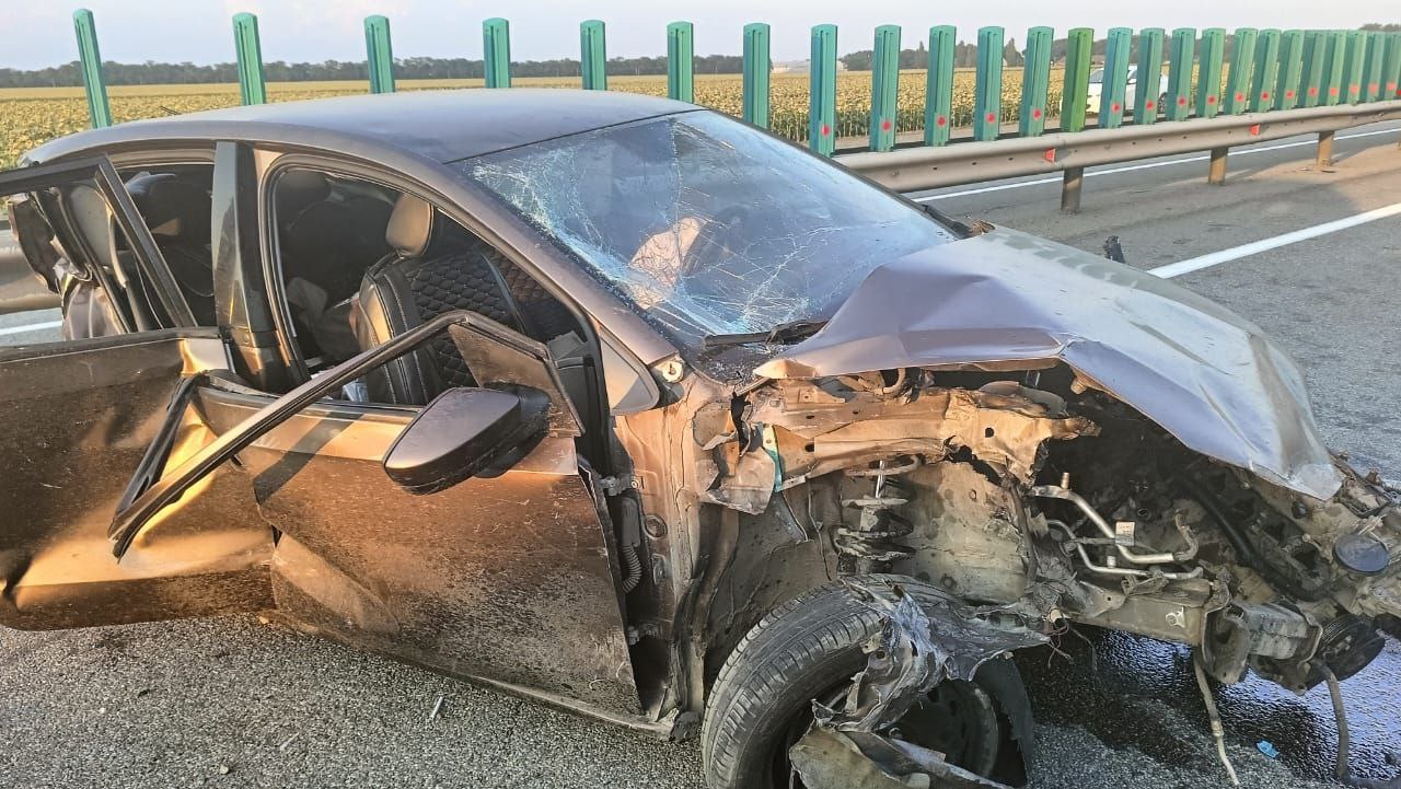 В больницу Армавира доставили пострадавшего в ДТП на трассе пассажира Volkswagen Polo