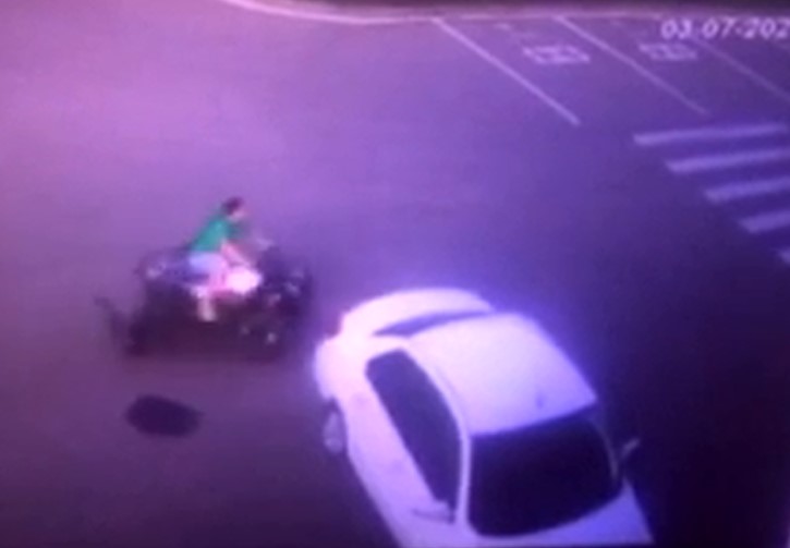 В Армавире 13-летняя девочка на квадроцикле врезалась в стоящий автомобиль
