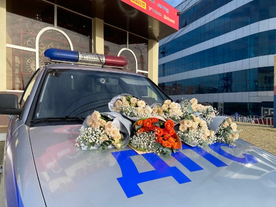 В День матери автоинспекторы Армавира дарили цветы автоледи 