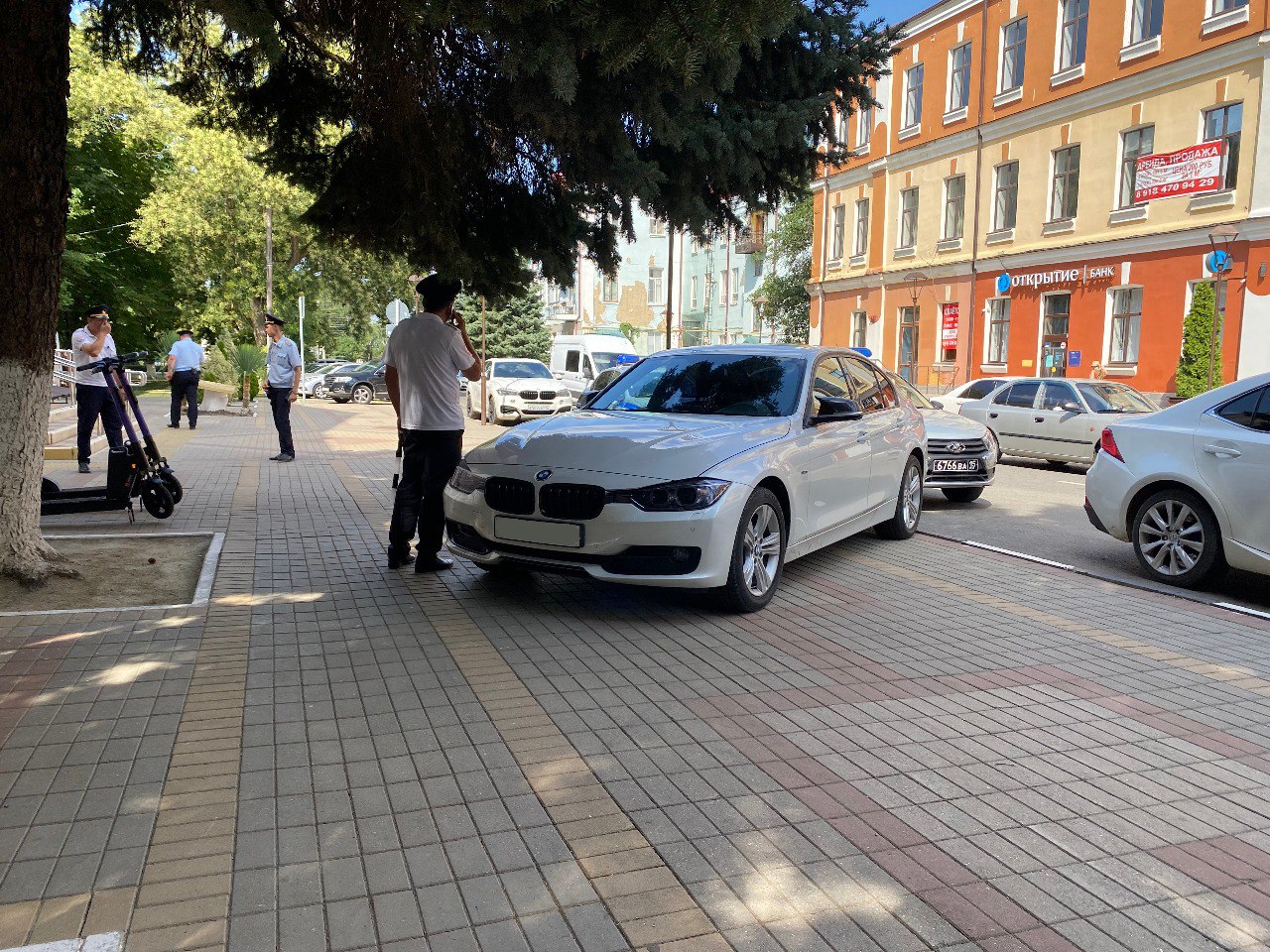 Водителя BMW за парковку на тротуаре оштрафовали в Армавире 