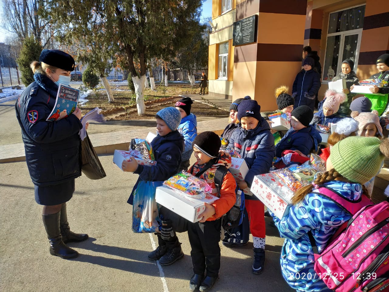 В Армавире полицейский Дед Мороз вручил подарки учащимся школы-интерната 