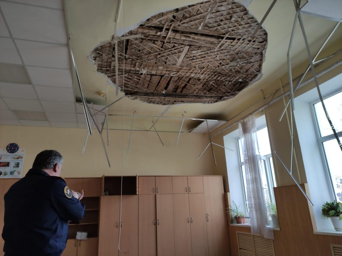 Обвалившийся потолок в школе № 2 Армавира ремонтировали за счёт собственных средств