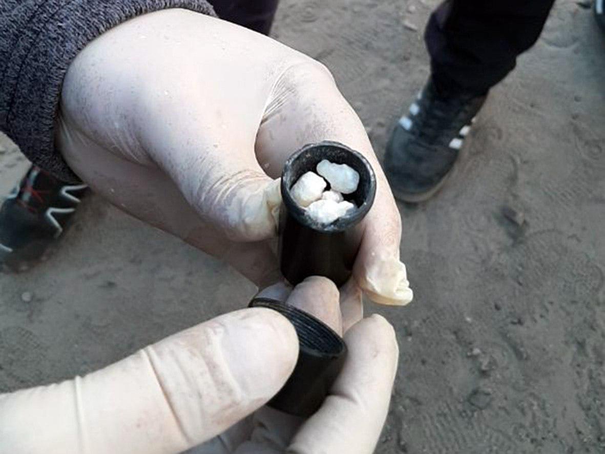 Два драгдилера успели сделать 11 закладок наркотиков в селе Вольном под Армавиром 