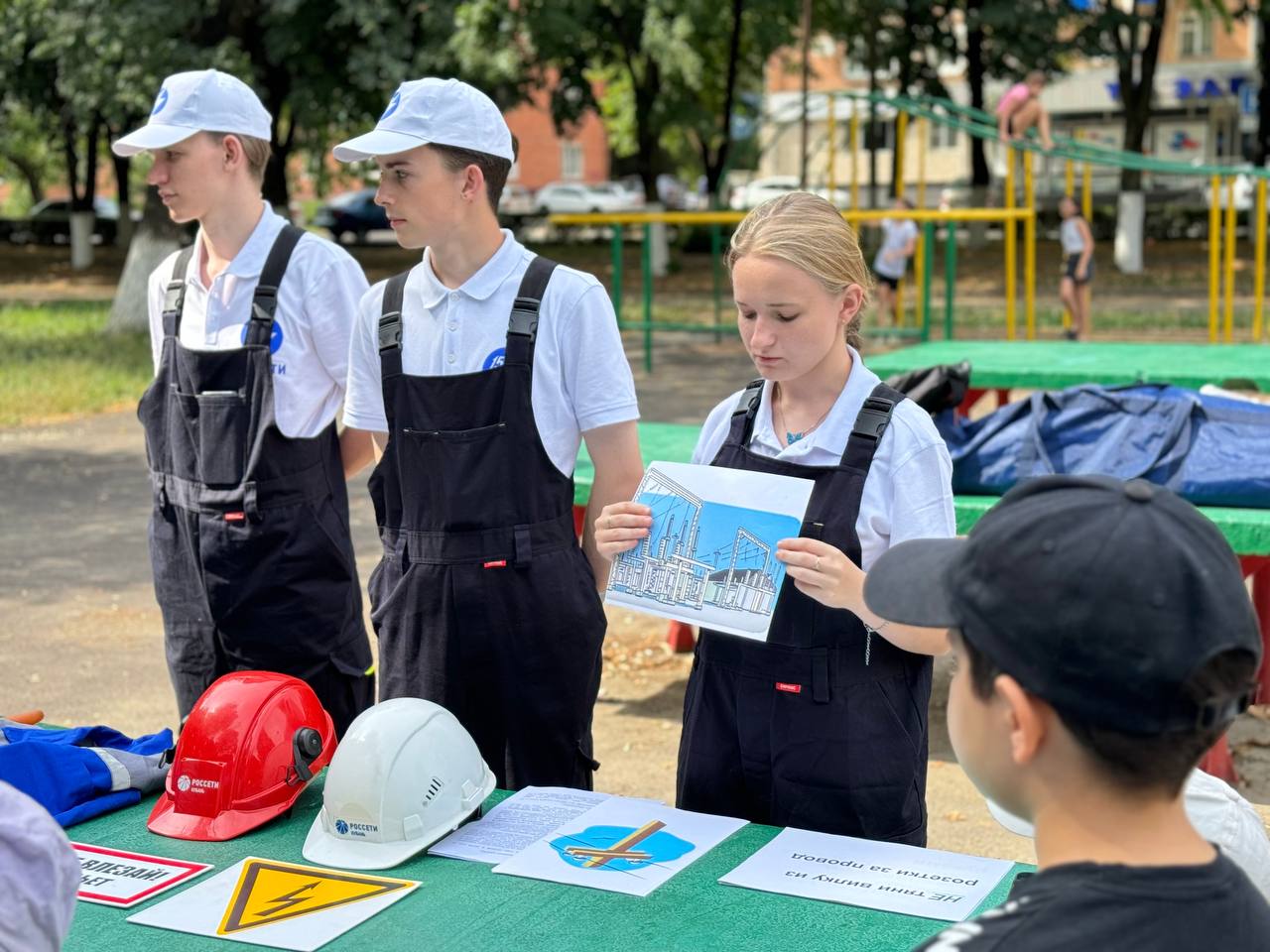 Студотряды «Россети Кубань» проводят летнюю акцию по электробезопасности в Армавире