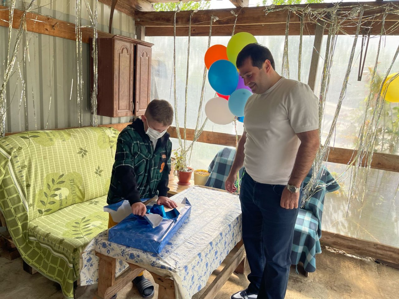 Депутат гордумы Армавира Георгий Мкртычан поздравил с 10-летием ребенка с тяжелым заболеванием 