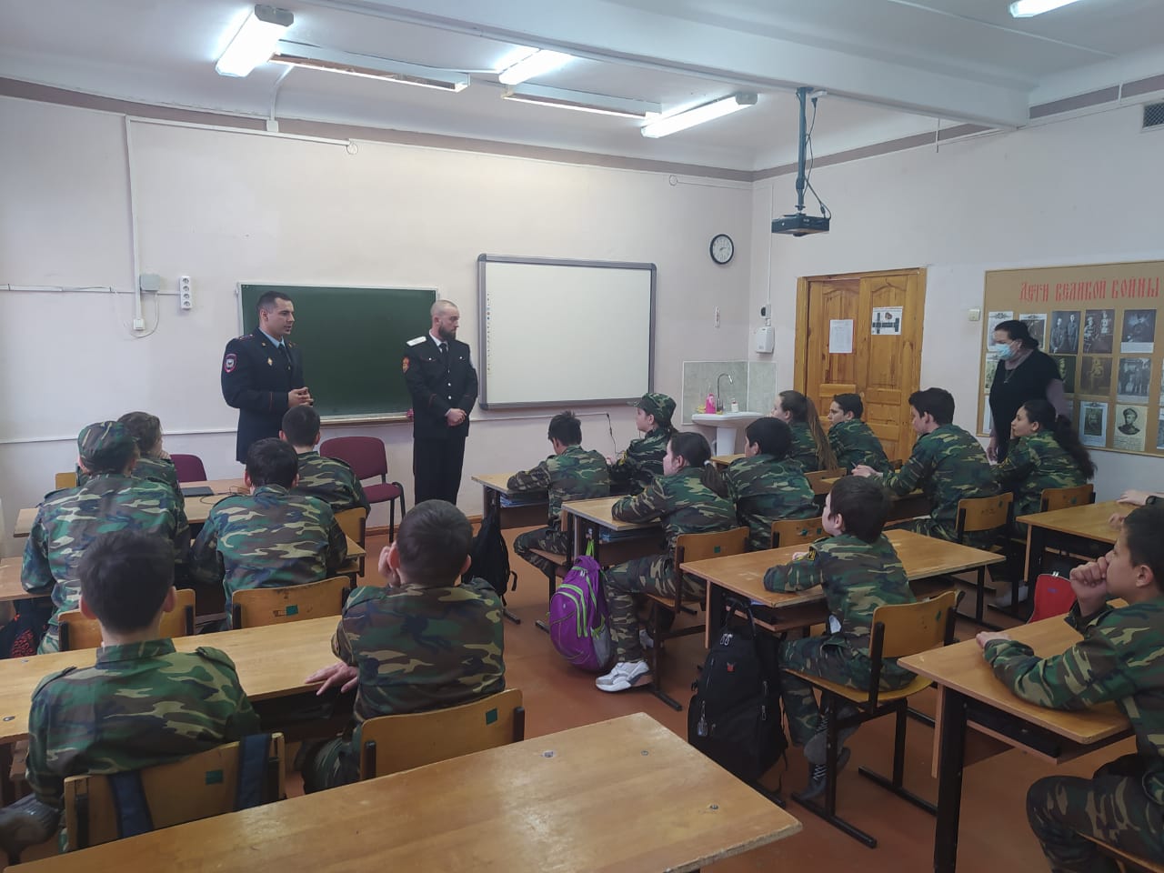 В Армавире полицейские провели урок правовой грамотности в школе-интернате №1 «Казачья»