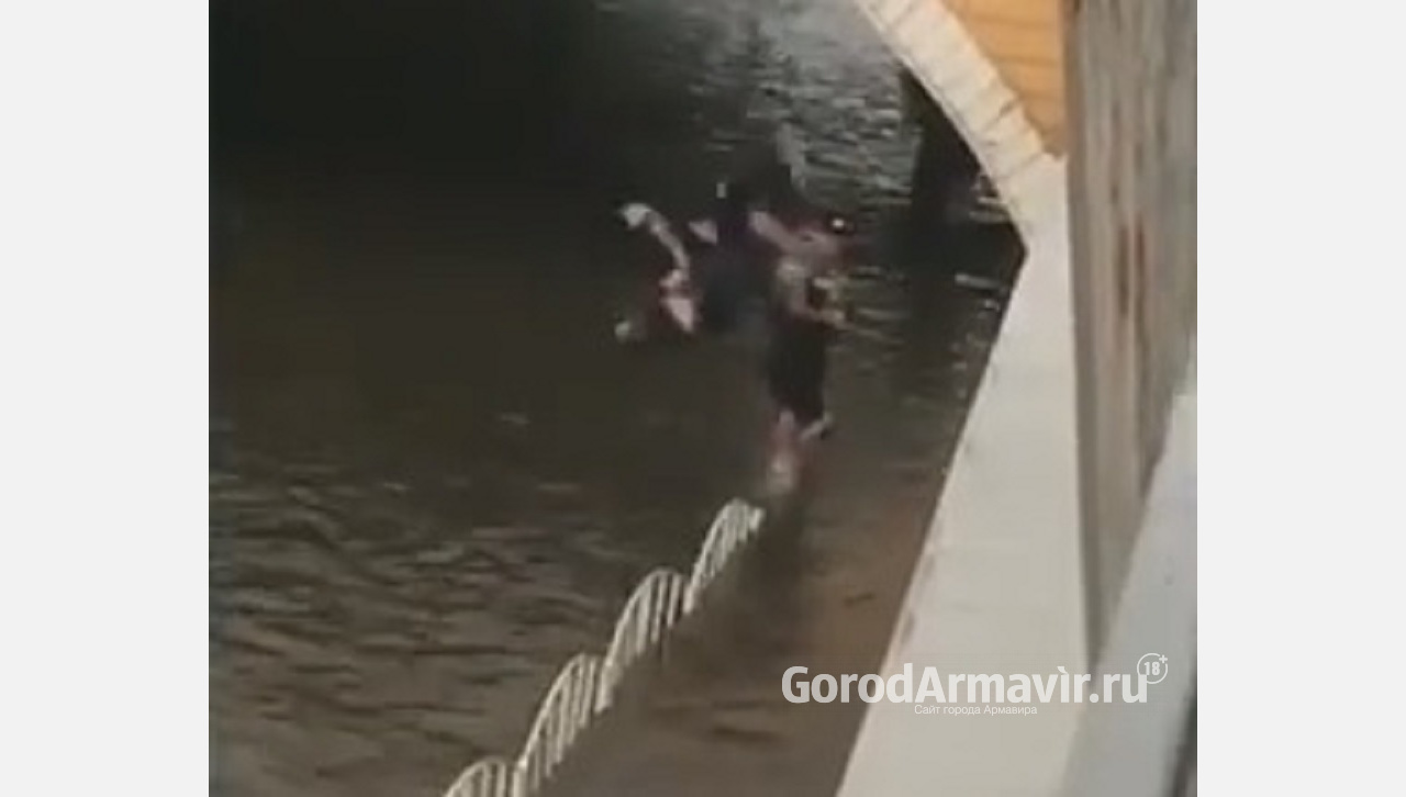 Подростки устроили соревнования по плаванию в затопленном тоннеле в Армавире 