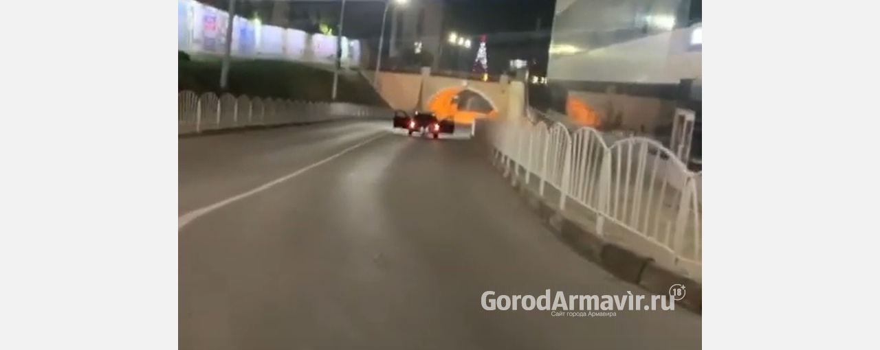 Двигаясь без повода: авто с открытыми дверьми попало на видео в  Армавире