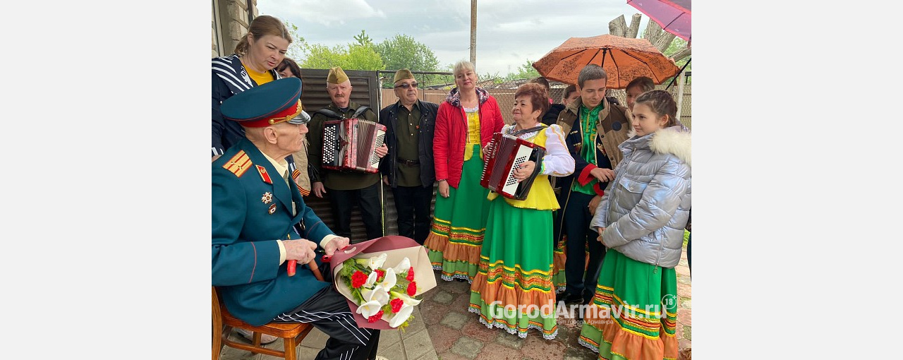 Ветеранов Армавира с 77-годовщиной Дня Победы поздравили персональными концертами