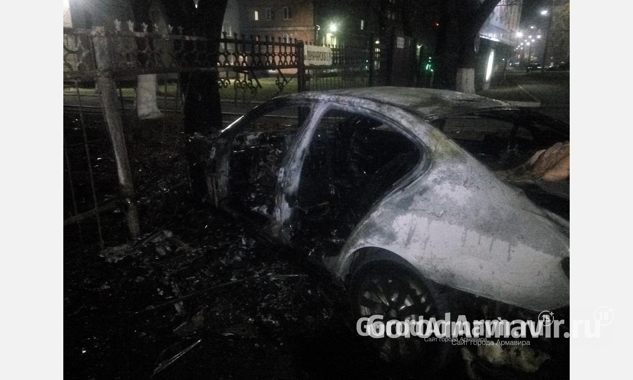 Полицейский на BMW врезался в забор дома рядом с ЗВТ в Армавире 