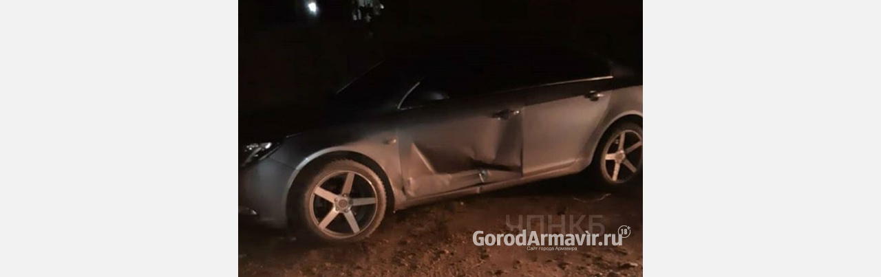 В Новокубанске лихач протаранил припаркованный автомобиль и скрылся 