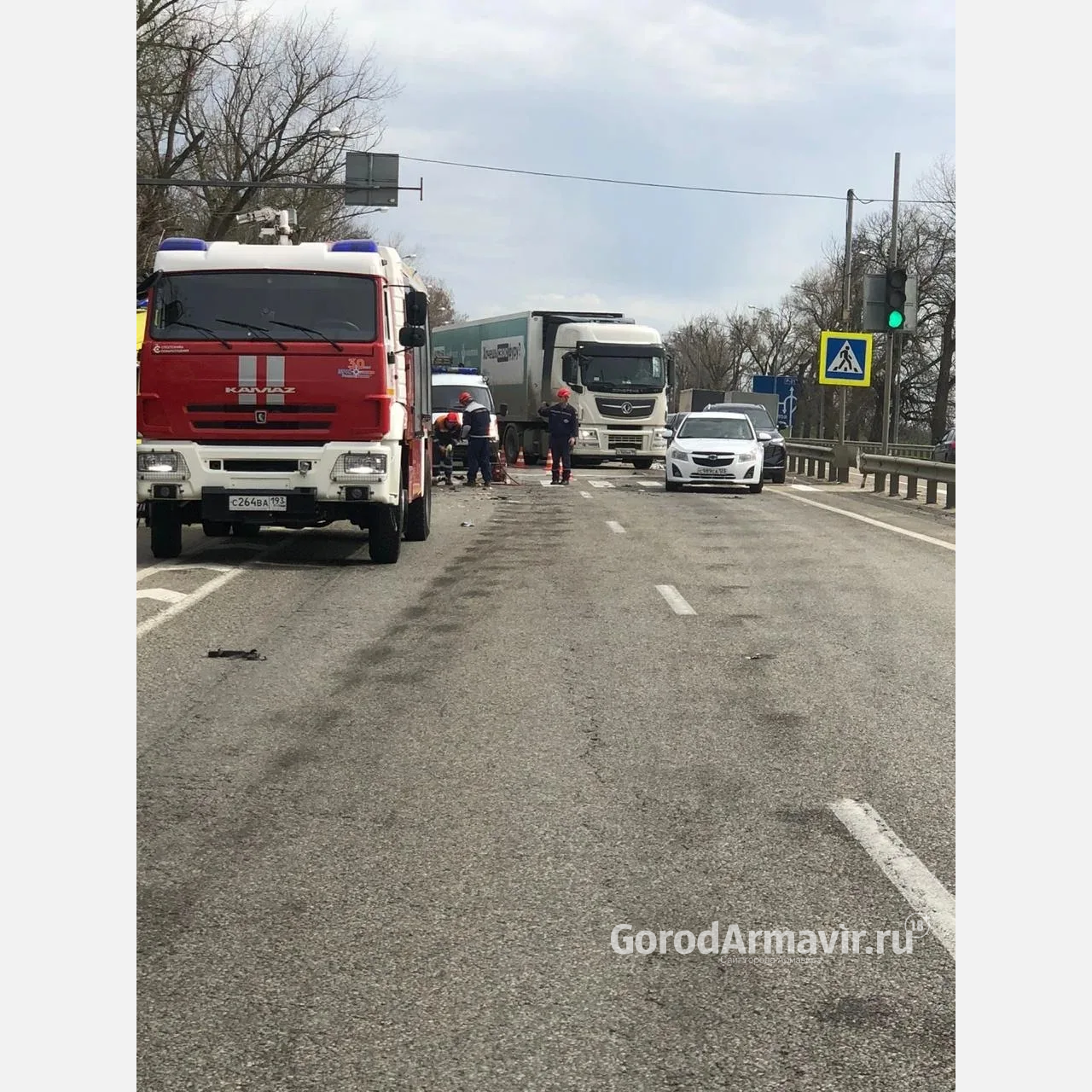 Два грузовых и 4 легковых автомобиля столкнулись на трассе под Армавиром 