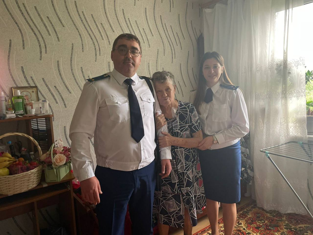 Сотрудники прокуратуры Армавира поздравили с днем рождения ветерана 