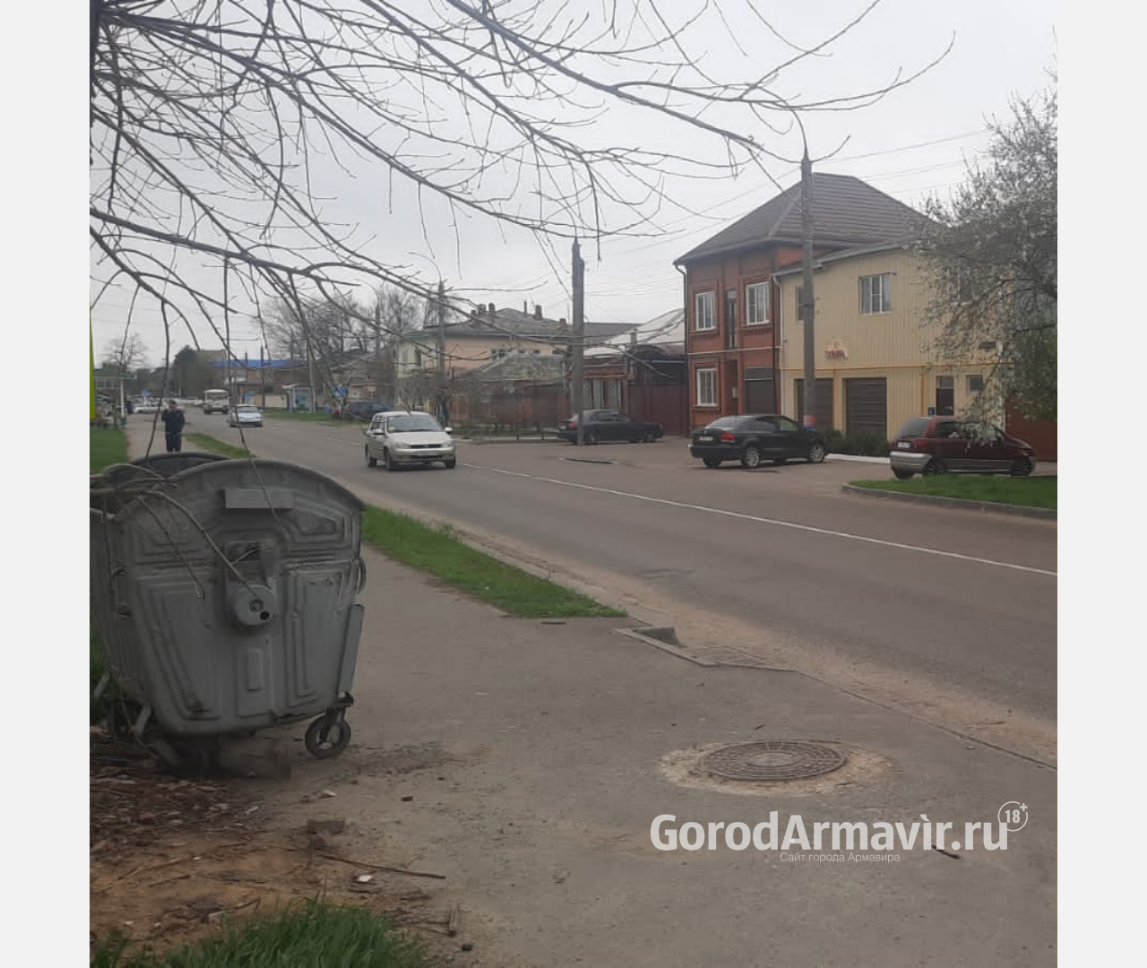 В Армавире на улице Энгельса демонтируют контейнерную площадку для мусора 