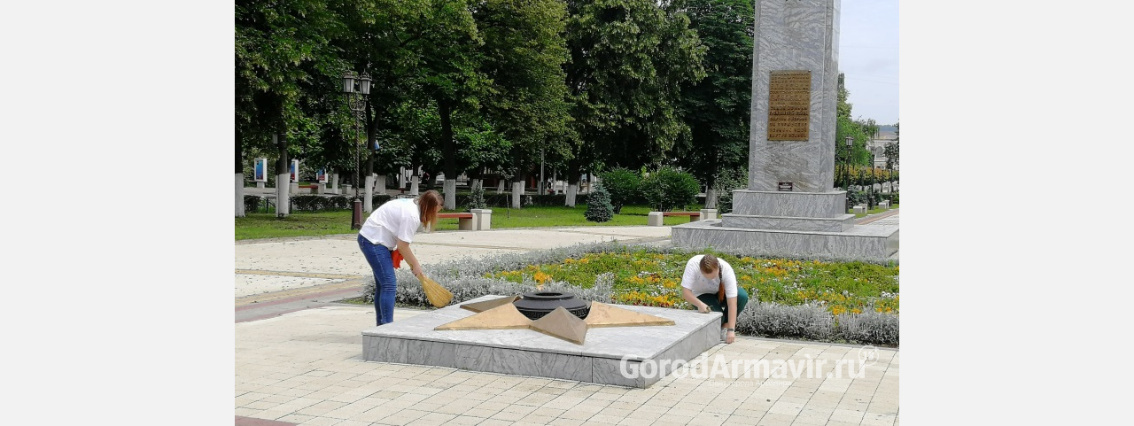 Волонтеры Победы навели порядок на памятниках военной истории Армавира 