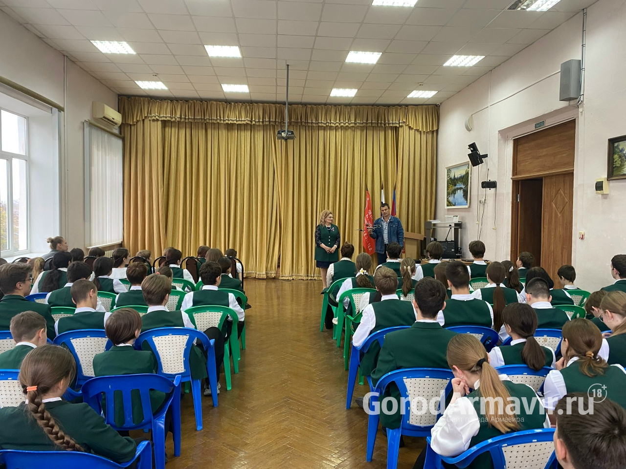 В Армавире дорожные полицейские провели в автошколе акцию "Вместе за безопасность"