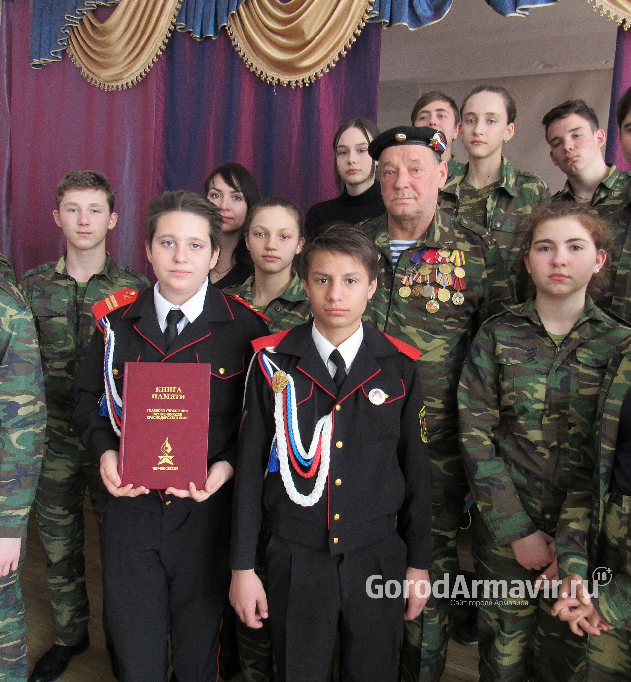 В Армавире полицейские провели урок мужества для юных казачат