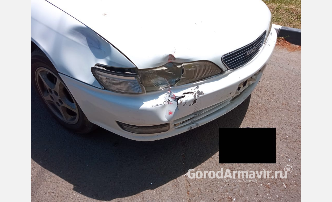Автоледи на Toyota при повороте налево сбила 17-летнего мопедиста в Армавире 