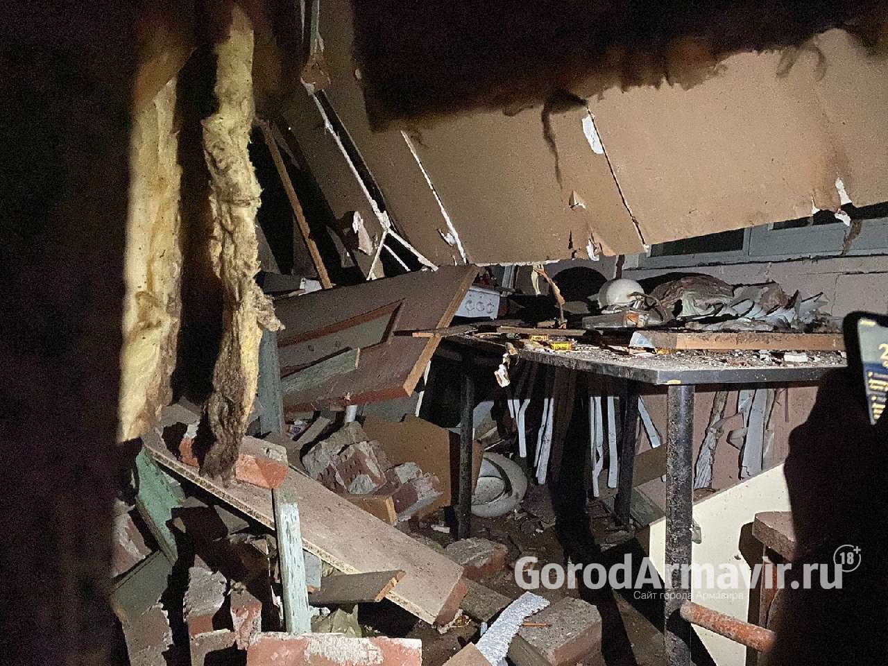 В Армавире после инцидента с газовым баллоном произошло обрушение кровли частного дома 