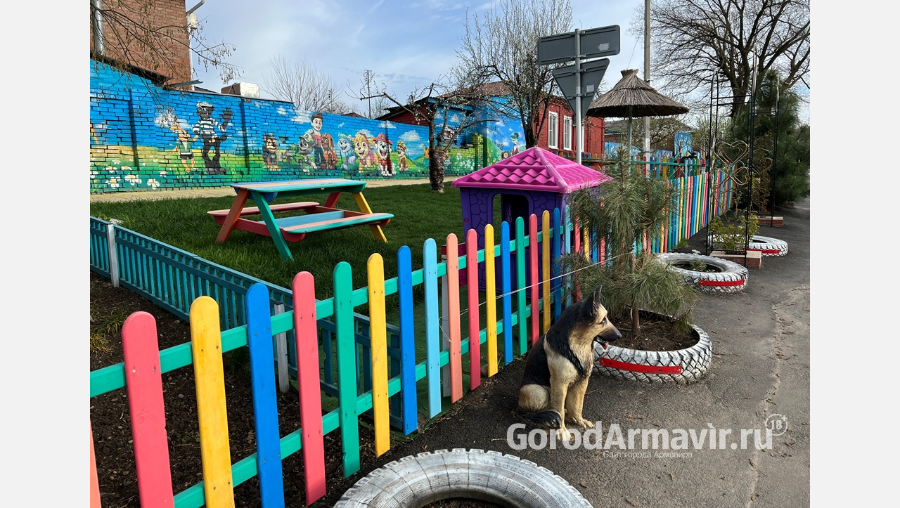 В Армавире жители улицы образцового содержания создали детский игровой комплекс