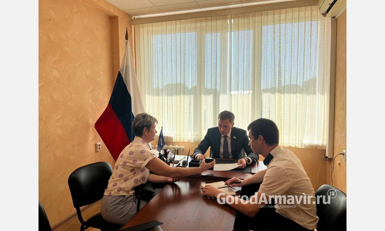 Жители Армавира на приеме у депутата ЗСК Алексея Штаничева попросили решить проблему с ливневками 