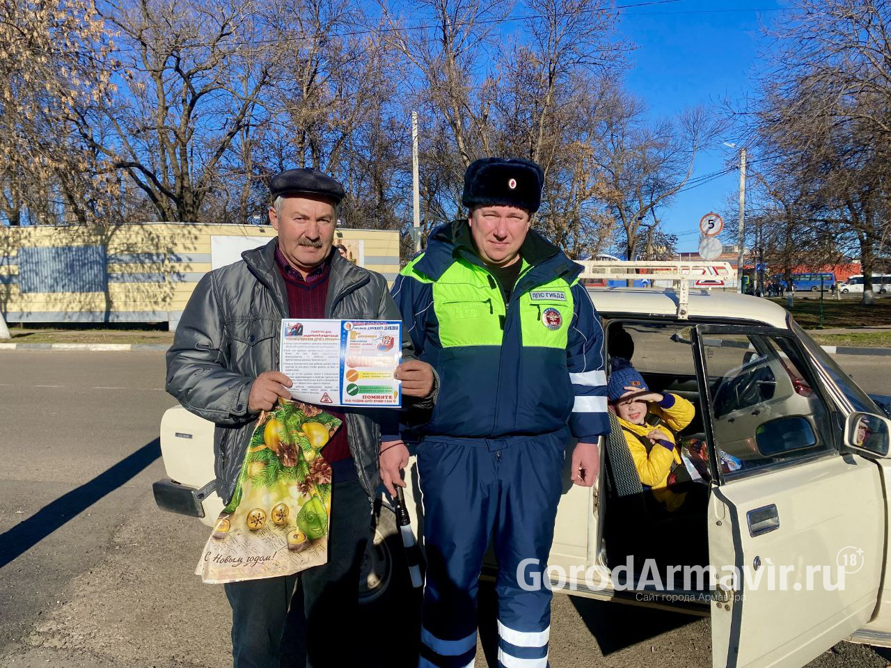 В Армавире автоинспекторы раздавали детям подарки на дороге