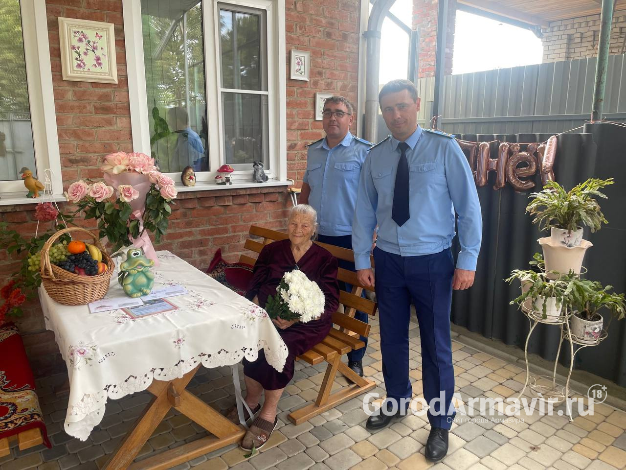 Прокурор Армавира поздравил ветерана Великой Отечественной войны Надежду Шведову со 100-летием