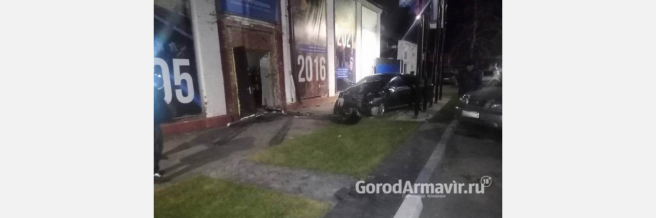 Пьяный лихач врезался в здание на улице Маркова в Армавире 