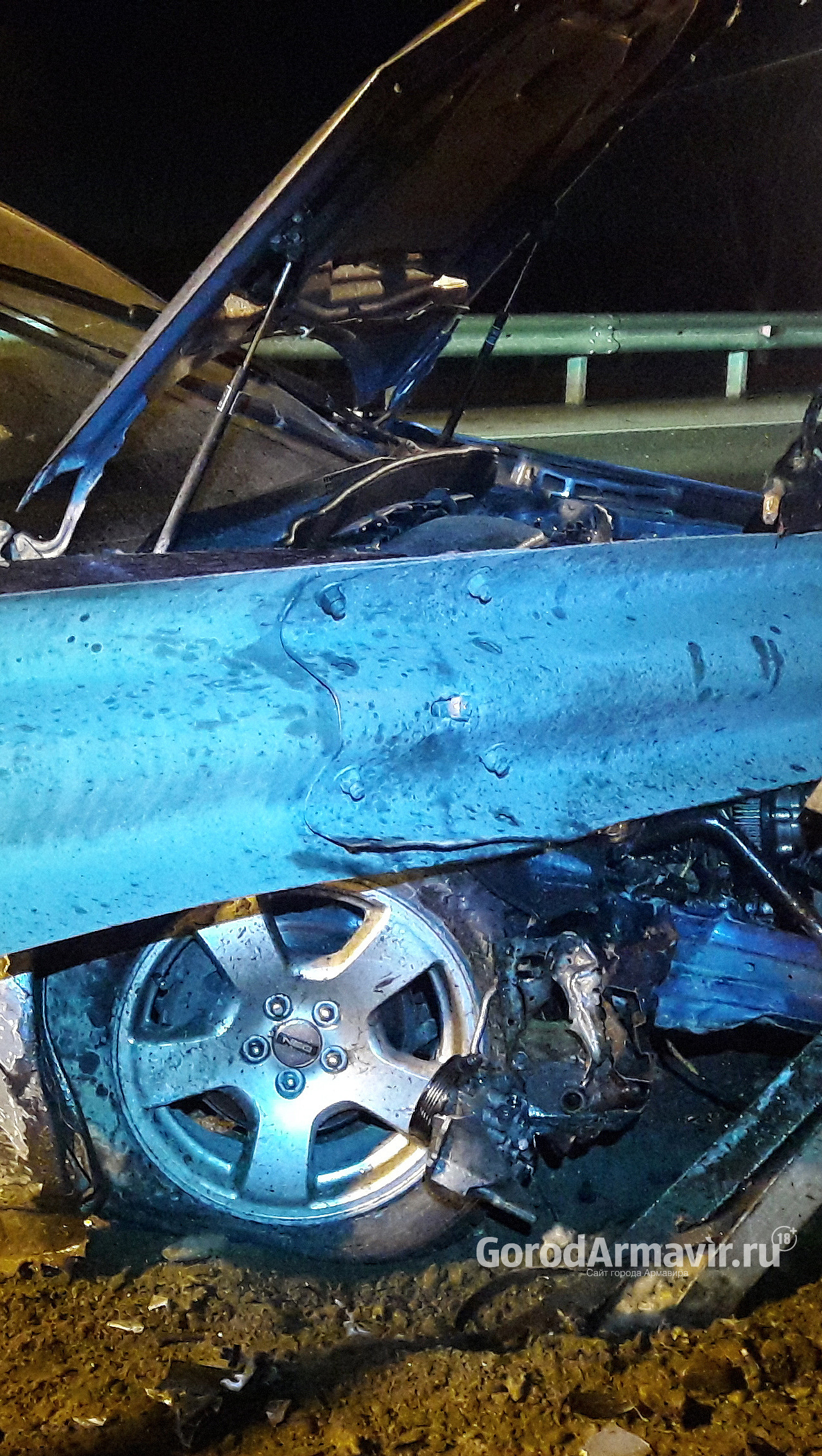 Автоледи потеряла управление и протаранила отбойник на трассе под Армавиром 