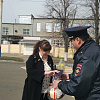 Автоинспекторы поздравили автоледи с 8 Марта в Армавире 